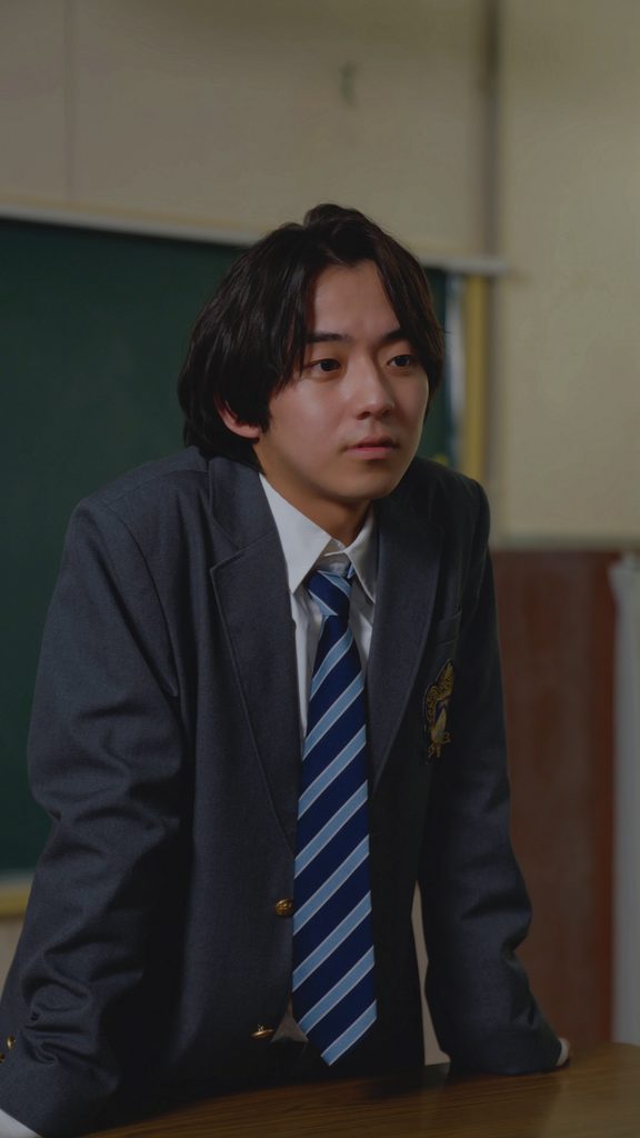 縦型ショートドラマ『陰キャなアイツが義理の兄！？』で飯島日向役を演じる八神慶仁郎